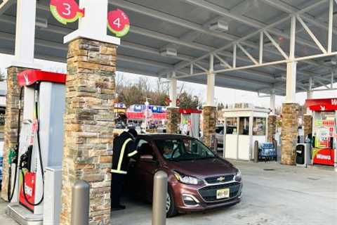 Gas Prices Continue to Fall at the Pump