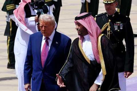 Saudi Crown Prince Stops Trump Before He Boards Plane - What Happened Next Was Shocking
